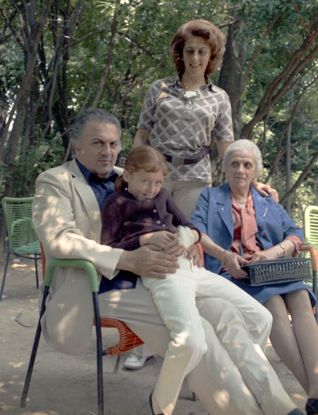 Federico Fellini - Francesca Fellini piccola sulle ginocchia - a fianco Ida Barbiani Mamma di Federico - in piedi Maria Maddalena sorella di Federico e Mamma di Francesca