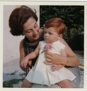 Mamma Maria Maddalena Fellini e la sua Francesca nel giardino di casa Fellini