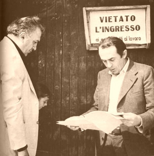 Federico Fellini la piccola Francesca e lo sceneggiatore Tonino Guerra a Rimini ai tempi della lavorazione del film Amarcord (1973)foto di Davide Minghini