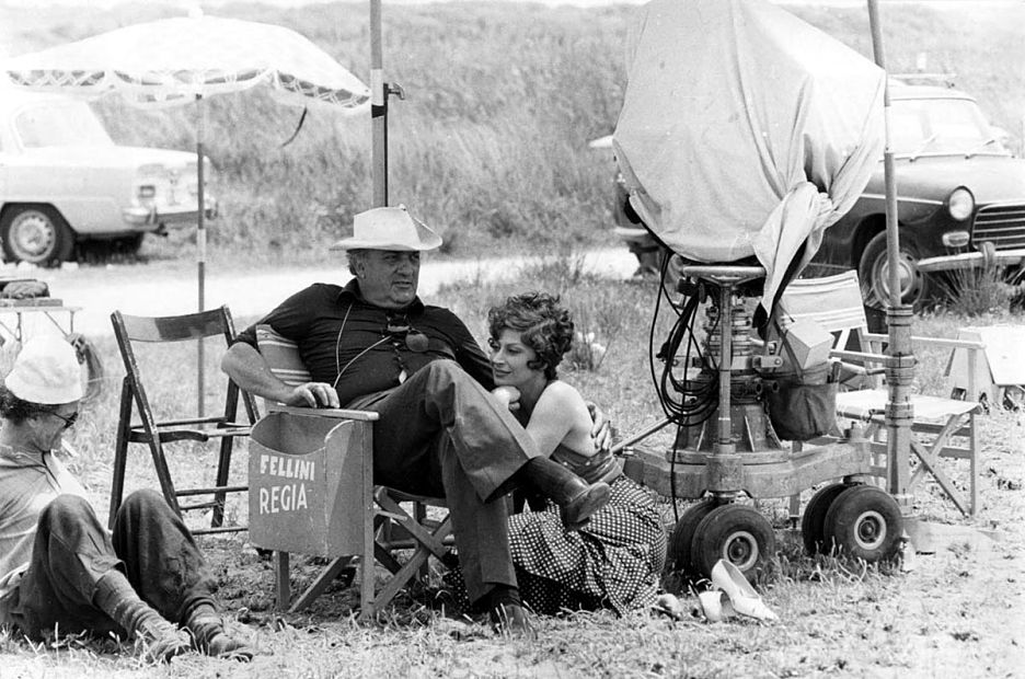 FELLINI E MAGALIE NOEL SUL SET DI AMARCORD